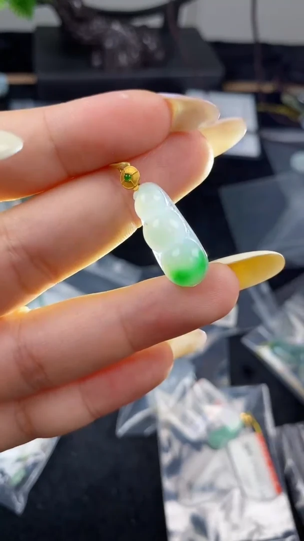 颈饰18K金镶嵌翡翠天然A货翡翠