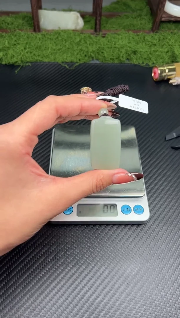 吊坠(赠链)未镶嵌和田玉且末微色差近矿吊坠