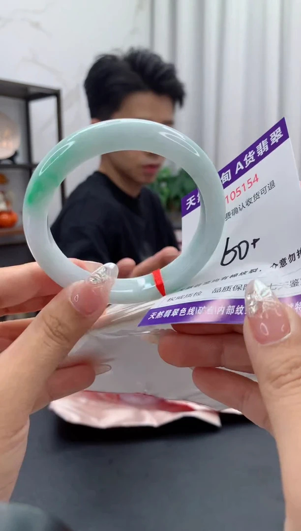 未镶嵌手镯翡翠有纹，完美者勿拍