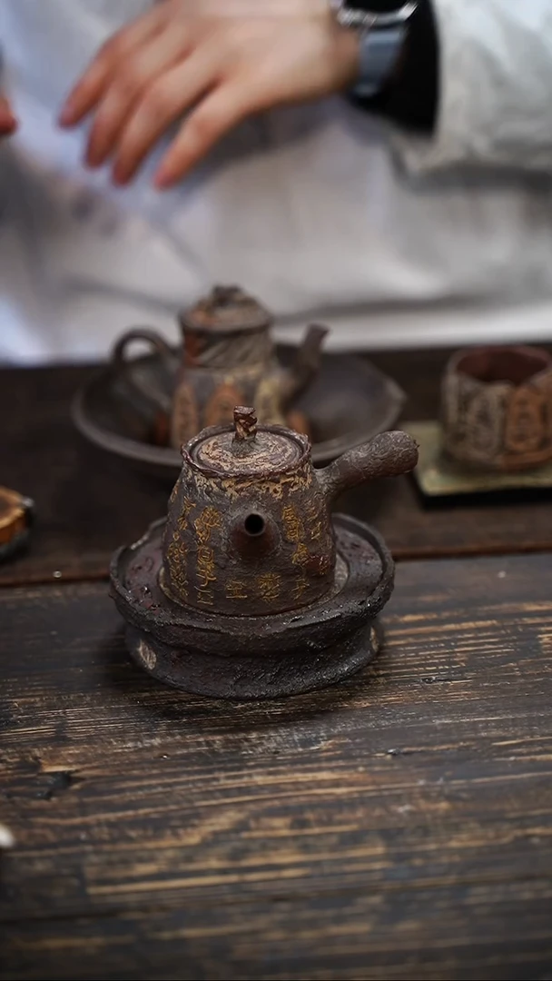 全手工制作 南蛮紫砂金文侧把壶