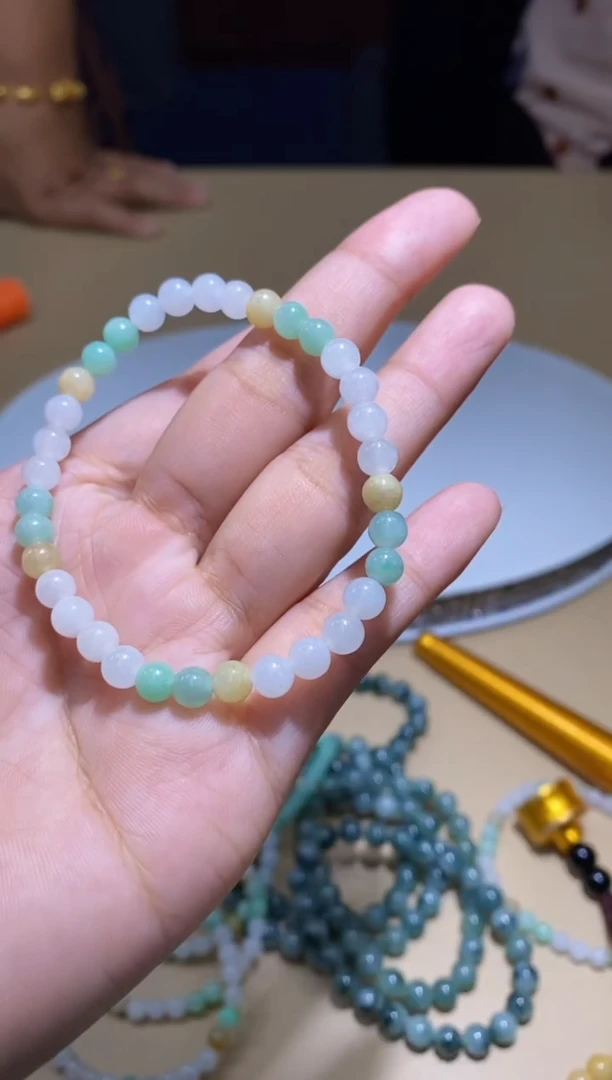 颈饰未镶嵌翡翠手串