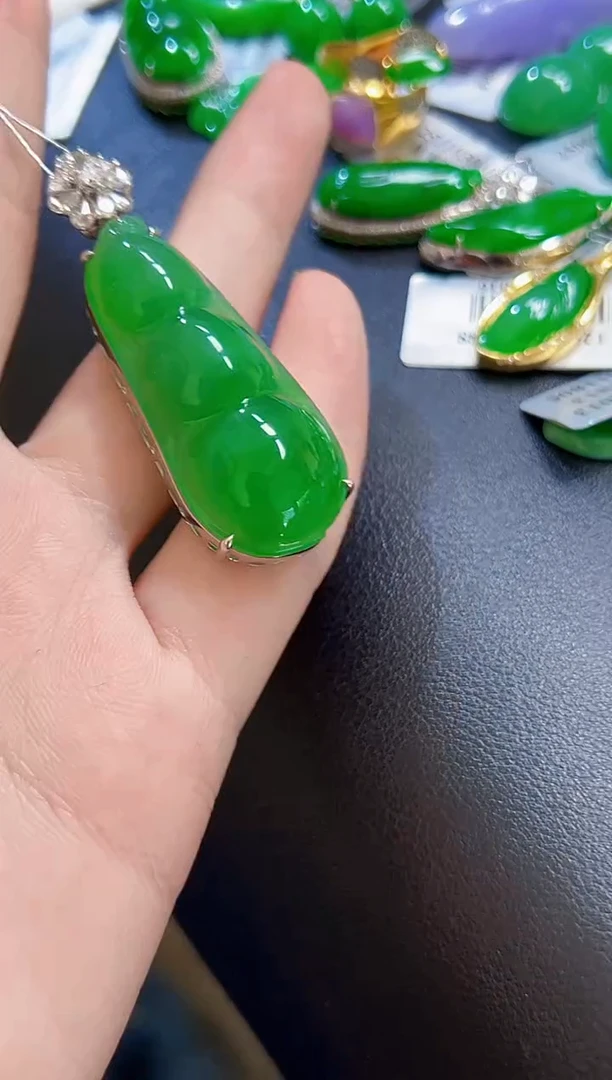 颈饰18K金镶嵌翡翠豆