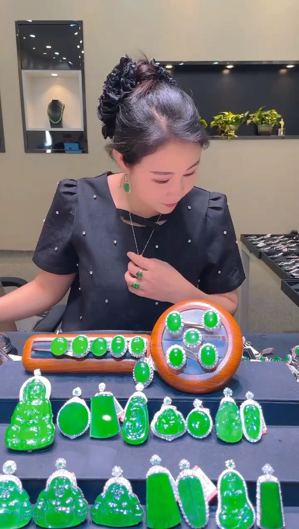 翡翠18K金镶嵌吊坠(赠链)天然A货翡翠A55