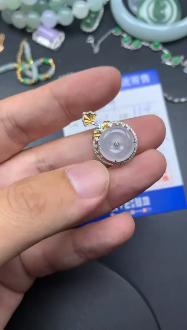 颈饰18K金镶嵌翡翠?**?一心商品不退不换