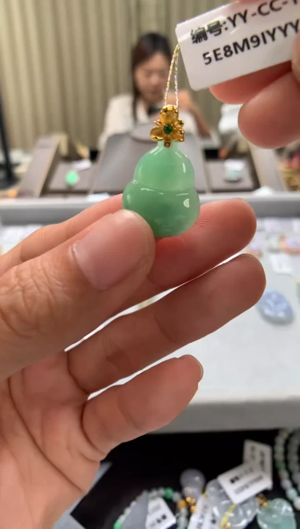 翡翠18K金镶嵌颈饰葫芦