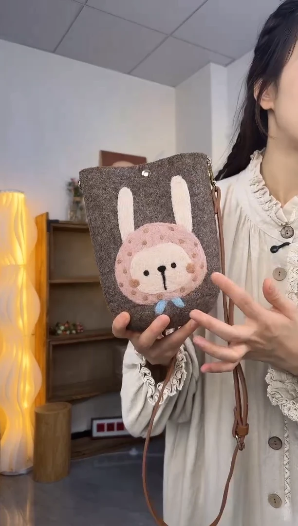 羊毛非遗纯手工包  手机包兔子