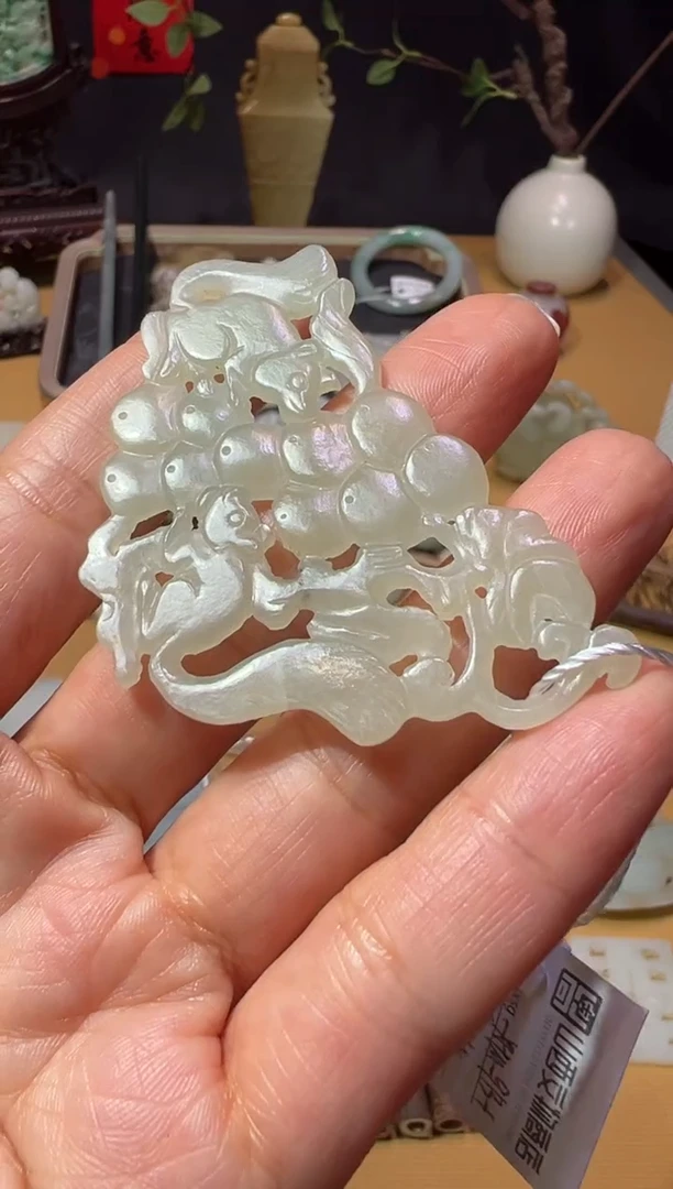 【闪购商品】和田玉XHM-913-1 松鼠葡萄