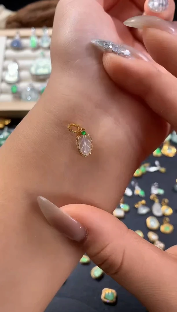 颈饰18K金镶嵌翡翠叶子