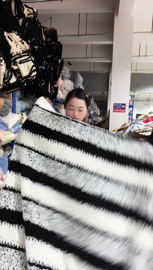 混纺主播手上展示的产品