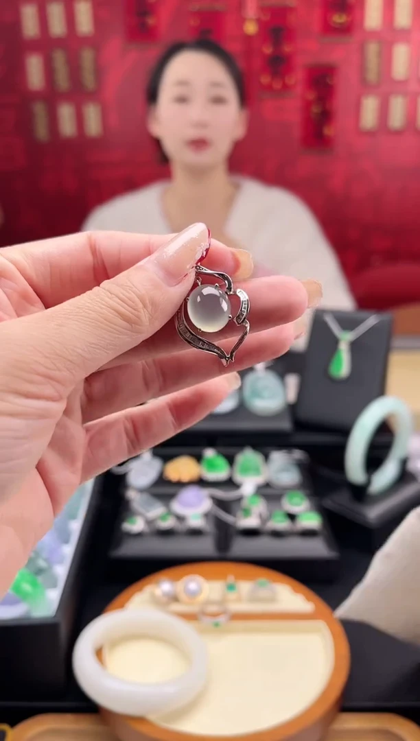 【闪购商品】翡翠颈饰18K金镶嵌吊坠