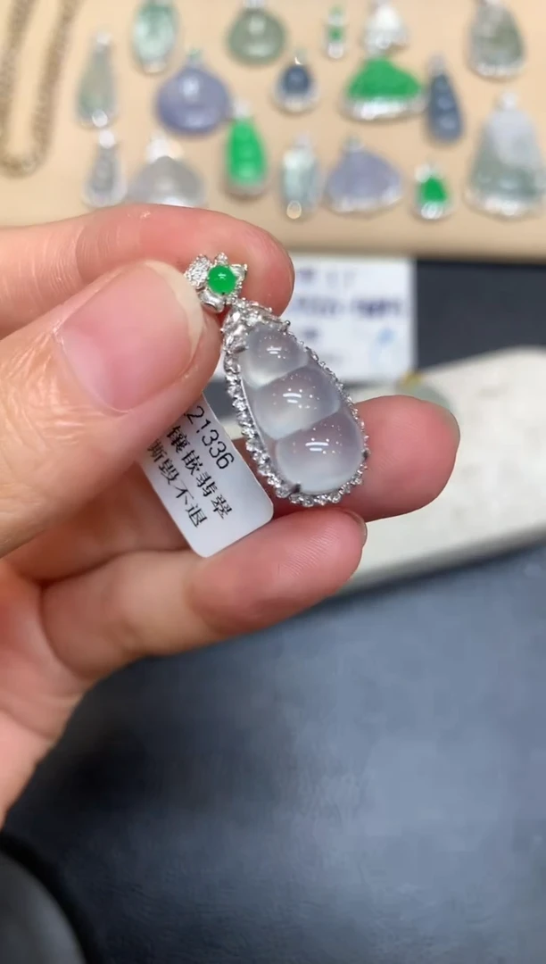 颈饰18K金镶嵌翡翠福豆【无服务费【48小时鉴赏期】
