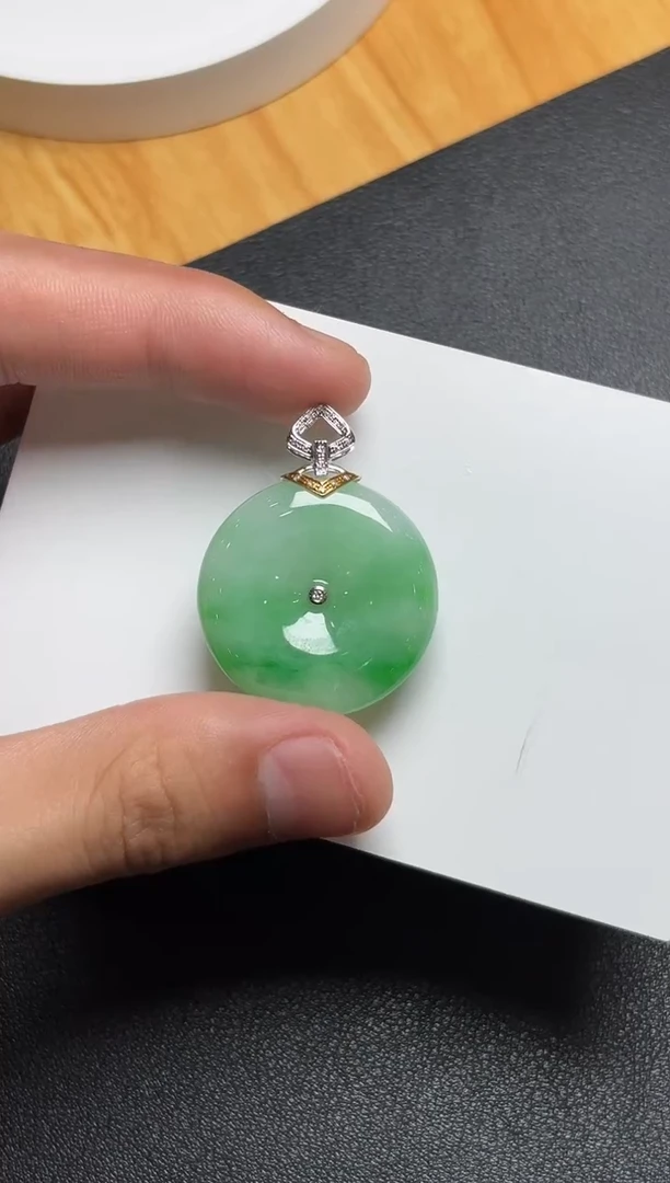 翡翠18K金镶嵌颈饰平安扣