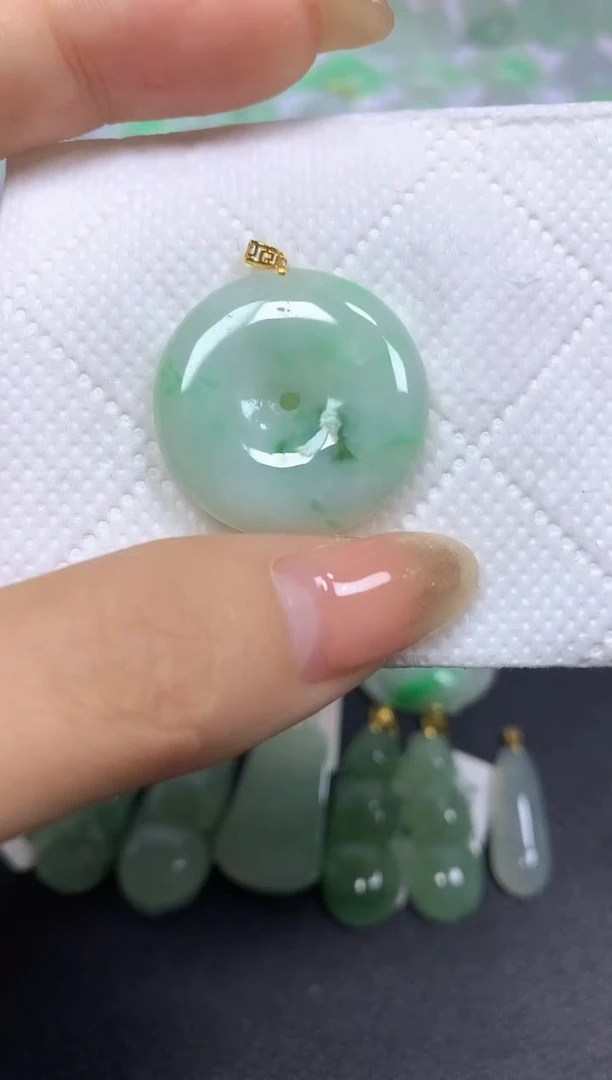颈饰18K金镶嵌翡翠A货