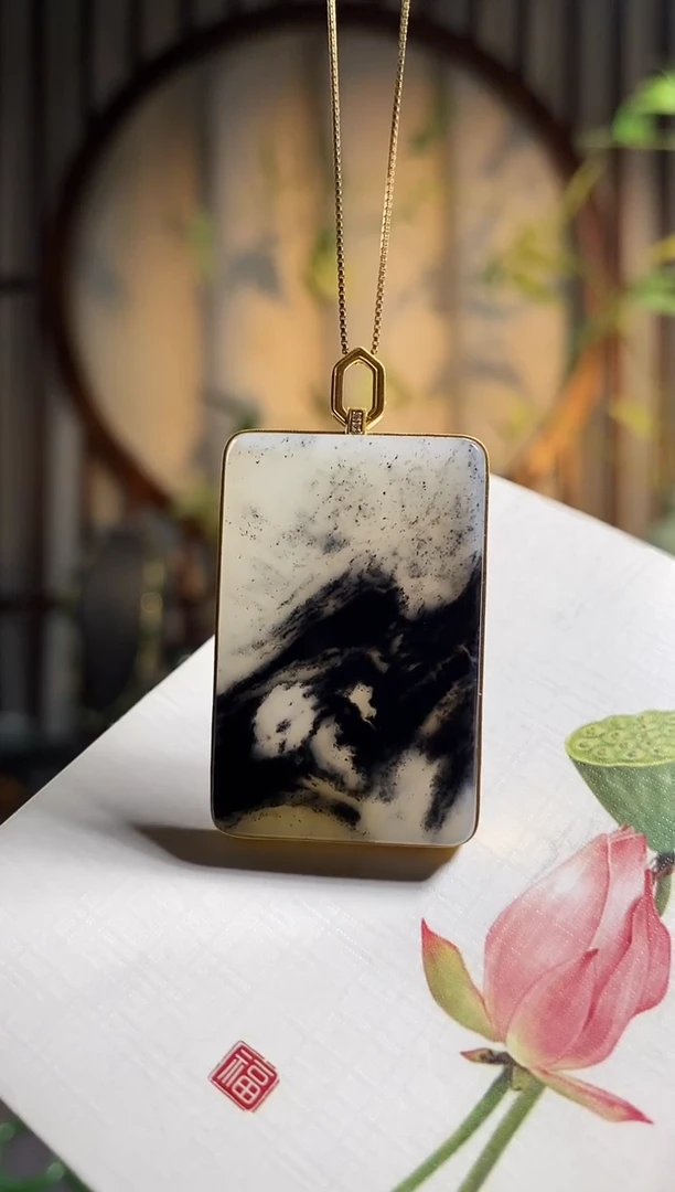 颈饰18K金镶嵌和田玉，意境青花平安牌