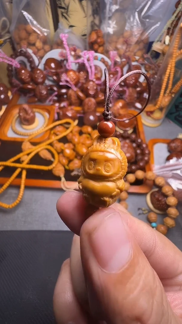 手串橄榄核拉布布一个
