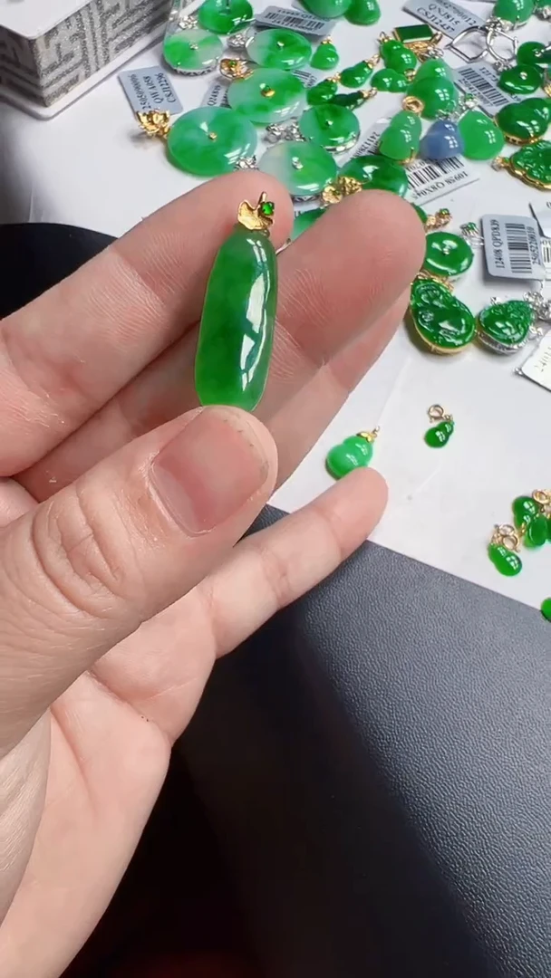 翡翠18K金镶嵌颈饰瓜