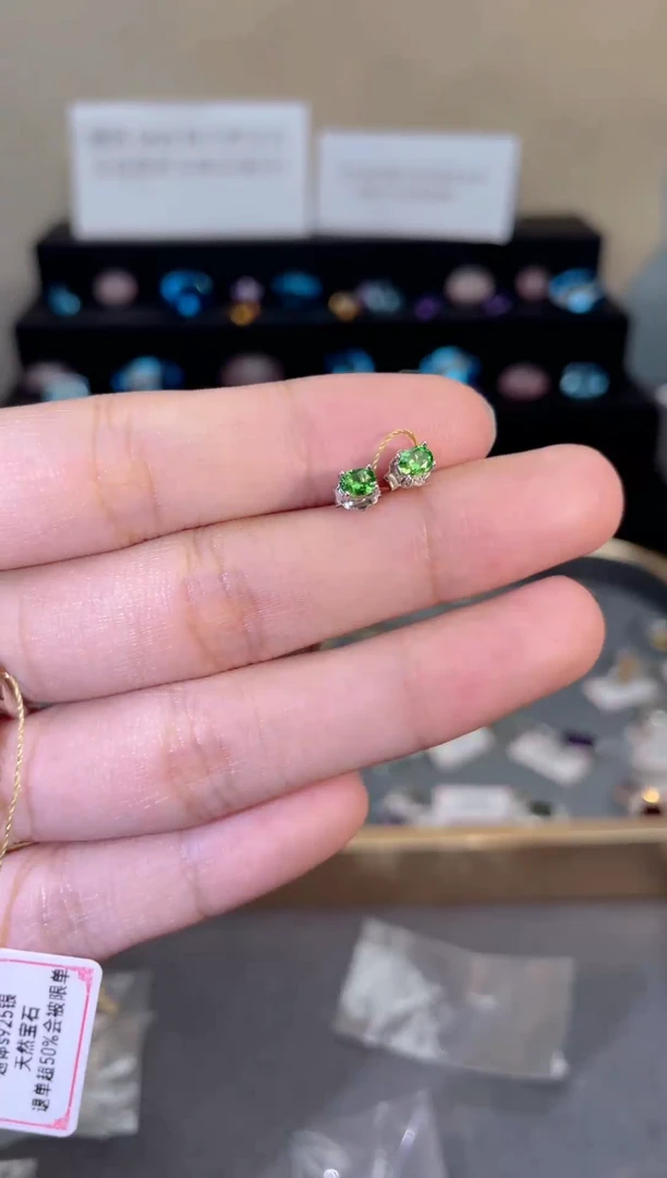 银S925镶嵌耳饰石榴石（沙弗莱）天然宝石