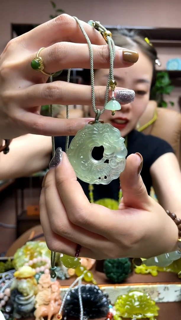 未镶嵌岫玉颈饰·