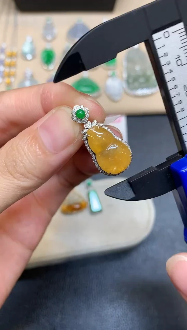 颈饰18K金镶嵌翡翠葫芦【无服务费【48小时鉴赏期】