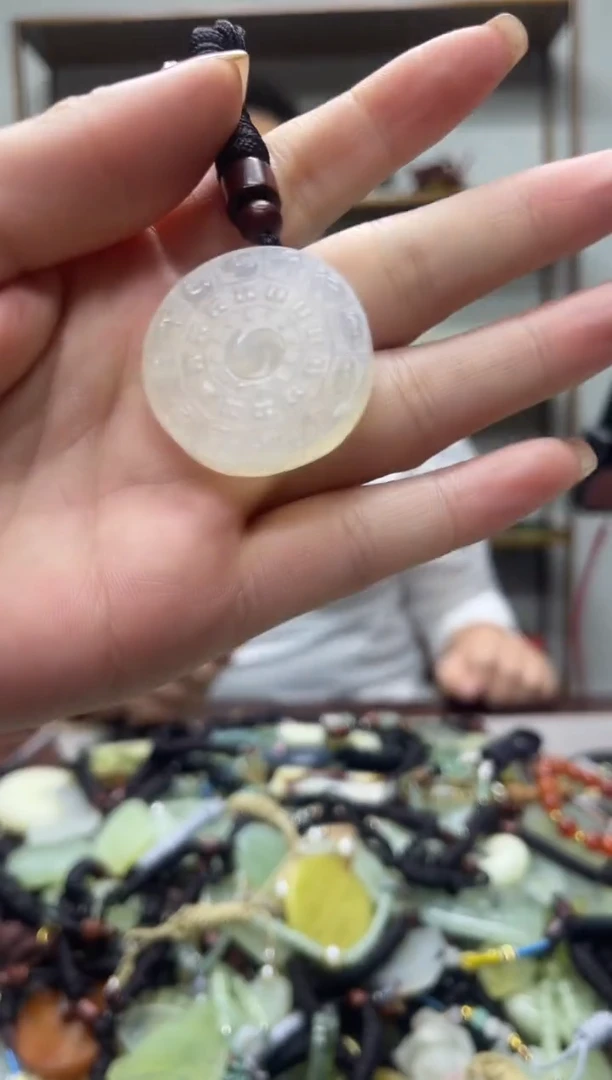 未镶嵌蛇纹石玉吊坠·