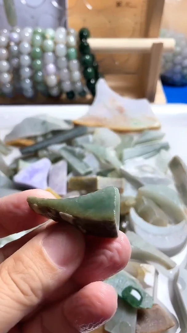 裸石翡翠贵**仔翡翠小边料