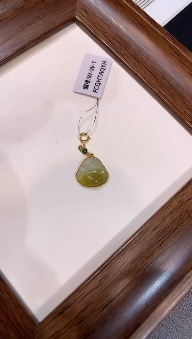 颈饰18K金镶嵌翡翠佛公