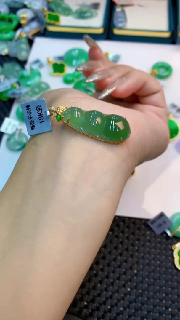 颈饰18K金镶嵌翡翠1