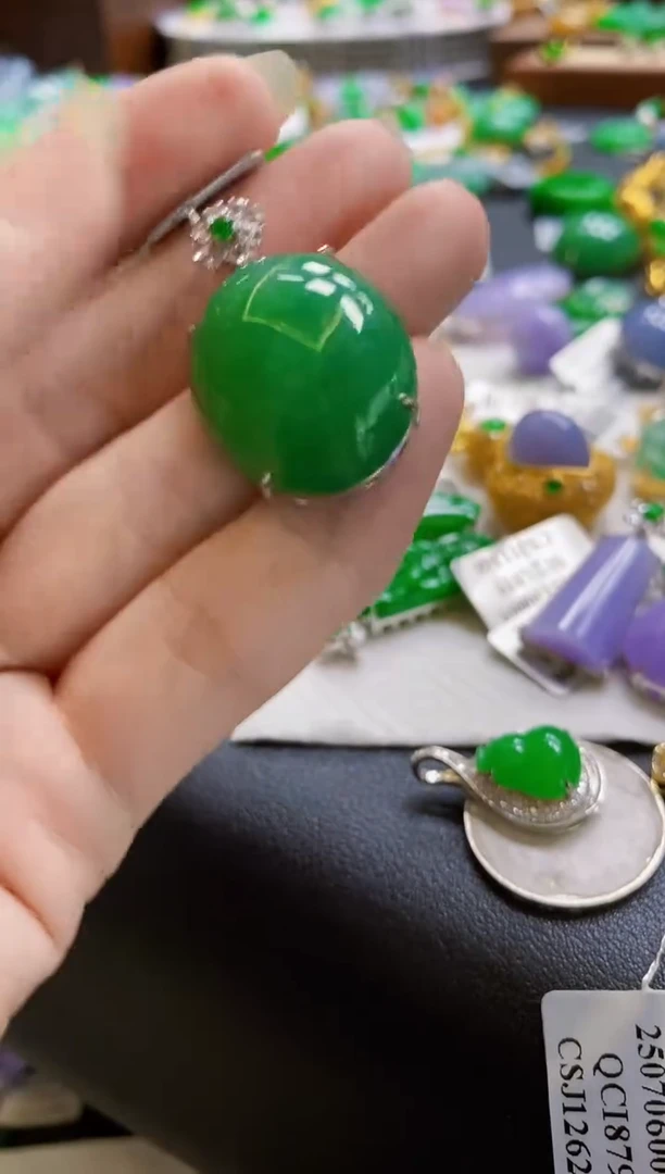 翡翠18K金镶嵌颈饰蛋面