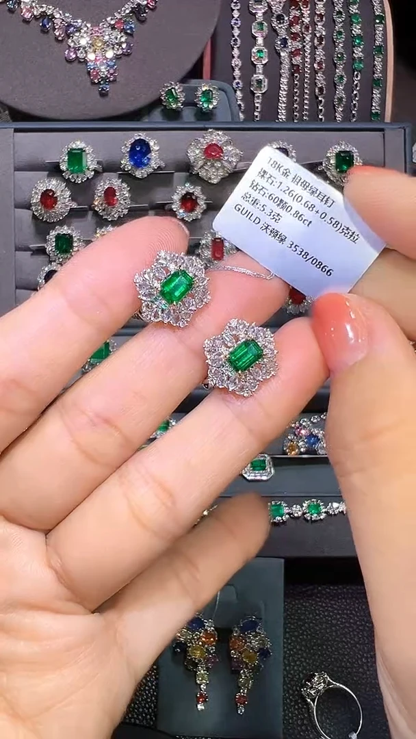 18K金镶嵌耳拍祖母绿1.26ct/吉尔德/沃顿绿