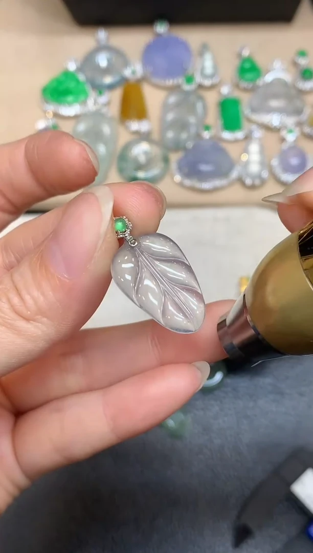 颈饰18K金镶嵌翡翠树叶【无服务费