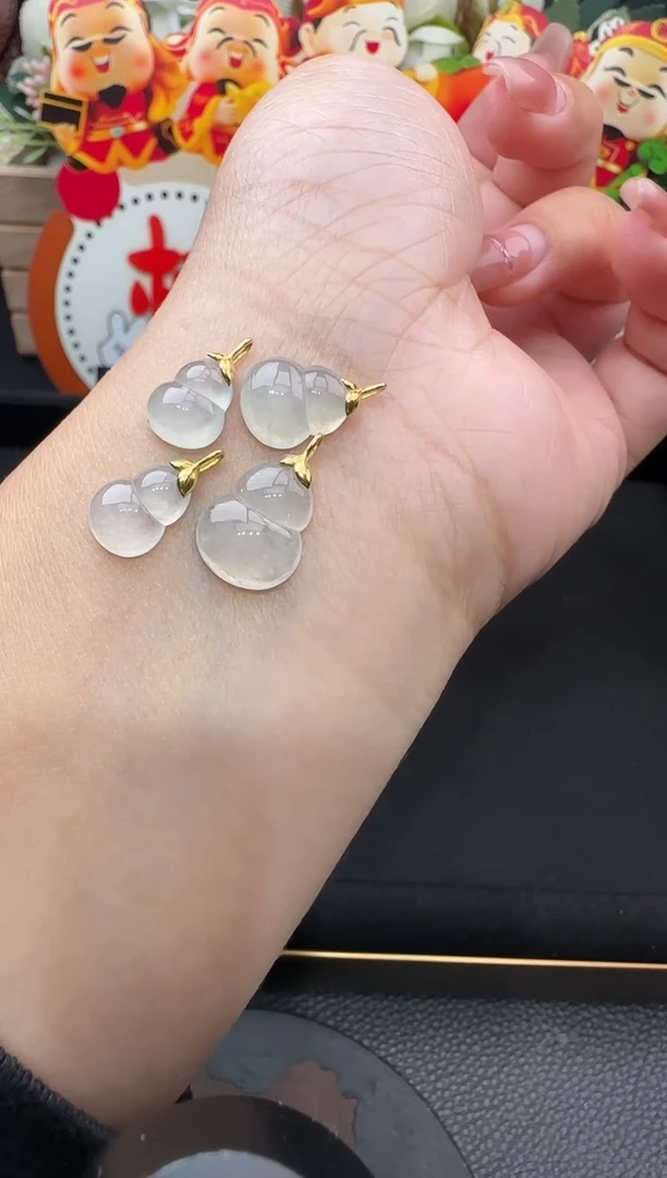 吊坠(不含链)18K金镶嵌翡翠葫芦多样性发货其一