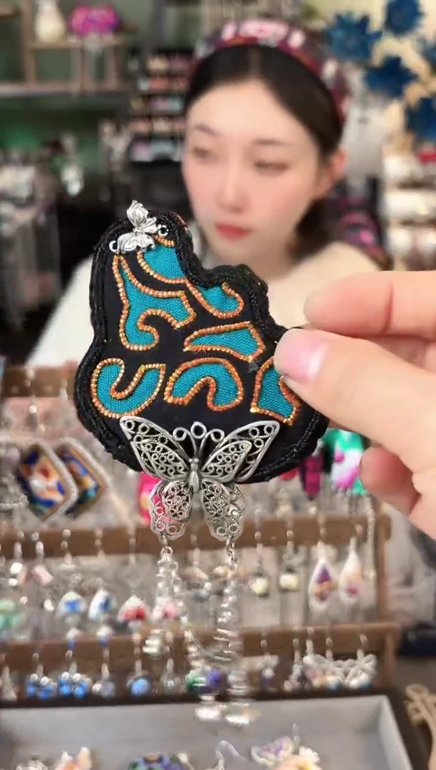 彩云南阁非遗老绣苗银饰品582