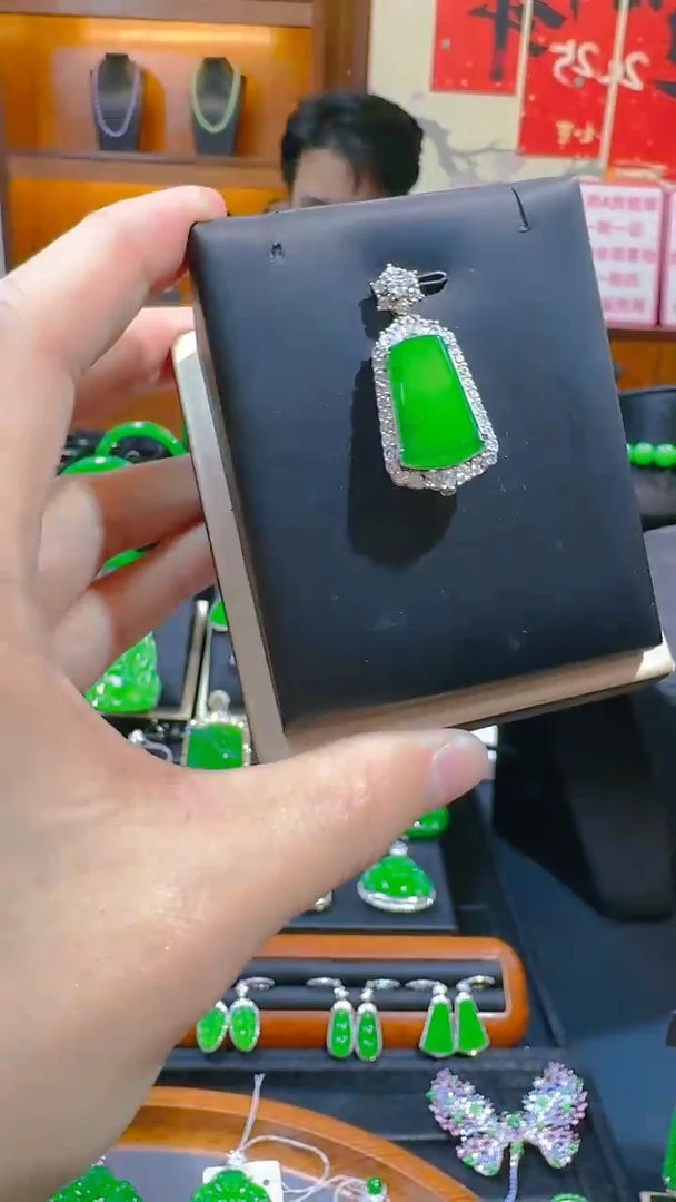 【闪购商品】翡翠吊坠(赠链)银S925镶嵌天然A货翡翠