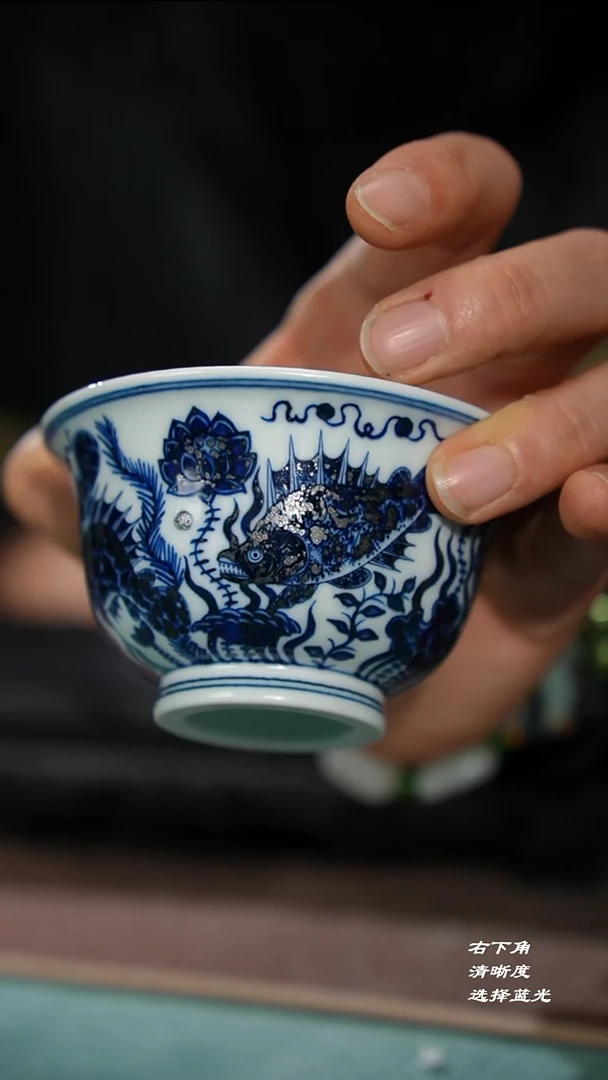 30-5青花鳜鱼压手杯（良朋 佩古斋）