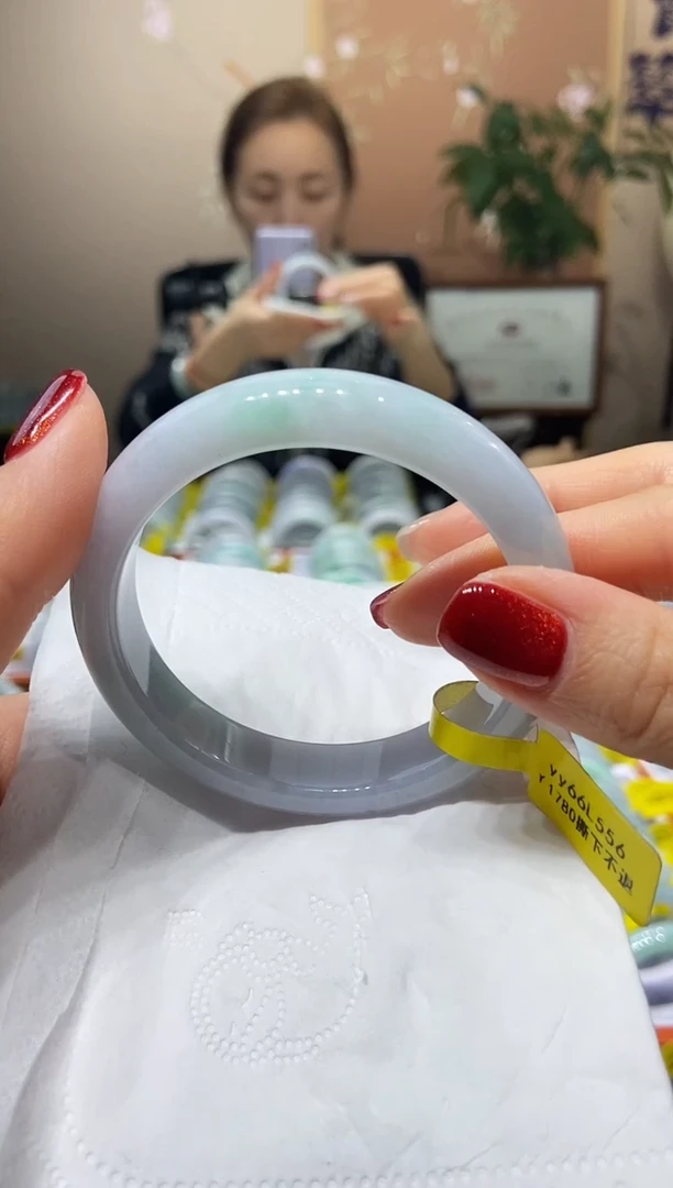 【闪购商品】翡翠手镯未镶嵌55.6圈口