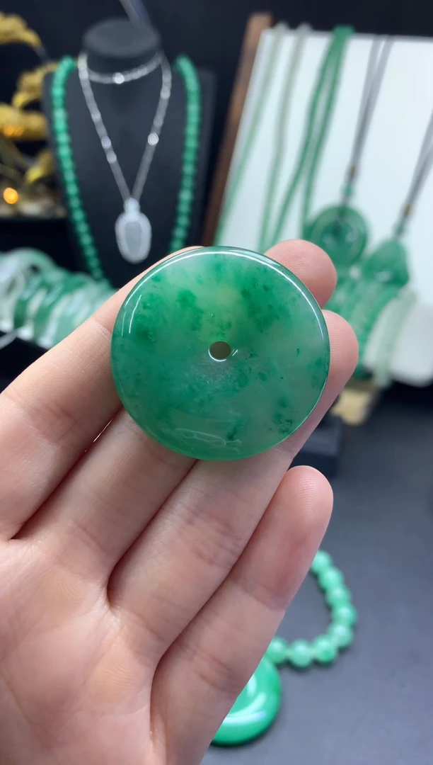 吊坠(不含链)未镶嵌石英质玉（非洲翠）37mm平安扣