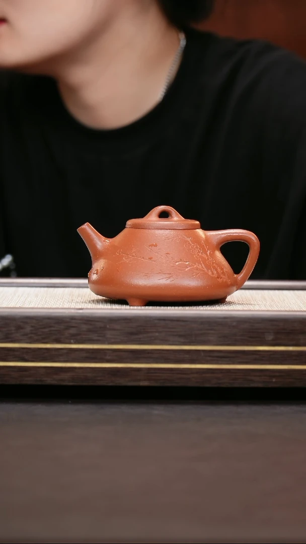 茶壶紫砂红降坡 刻绘子冶