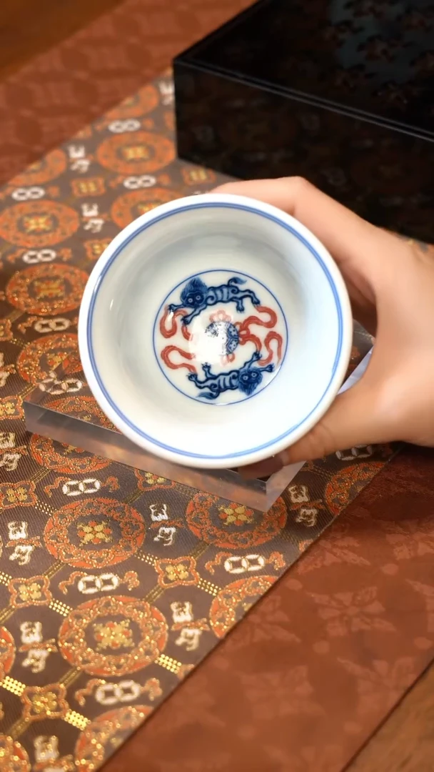 【闪购商品】L良朋青花釉里红缠枝莲内双狮压手