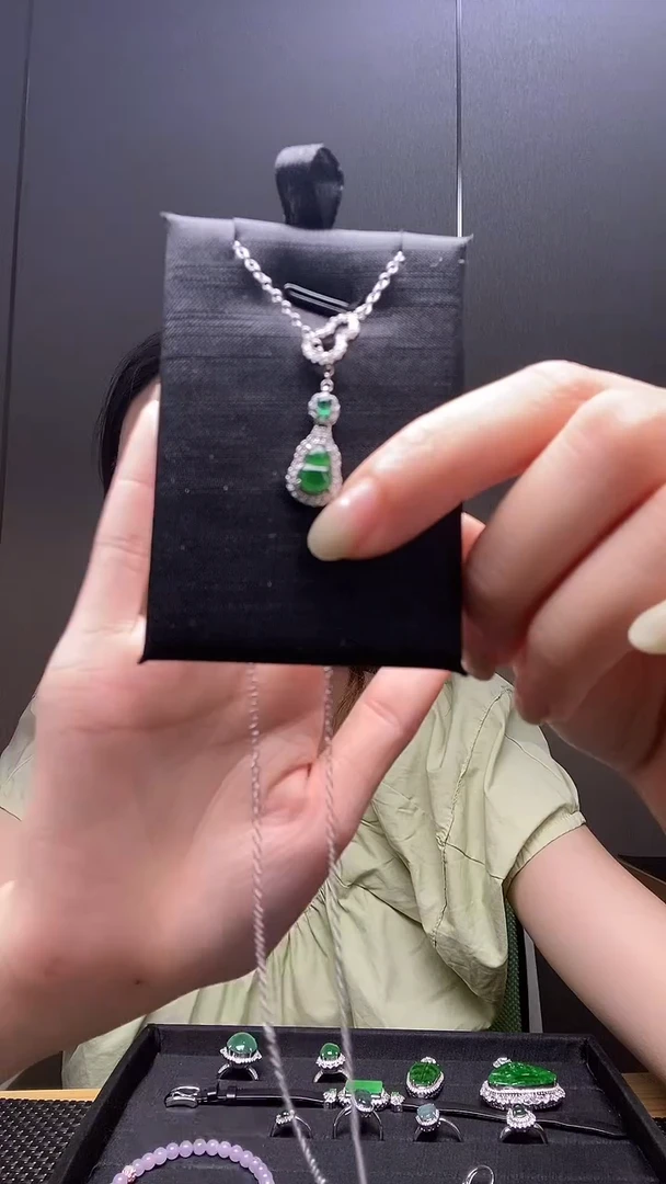 翡翠未镶嵌吊坠(赠链)翡翠A货吊坠