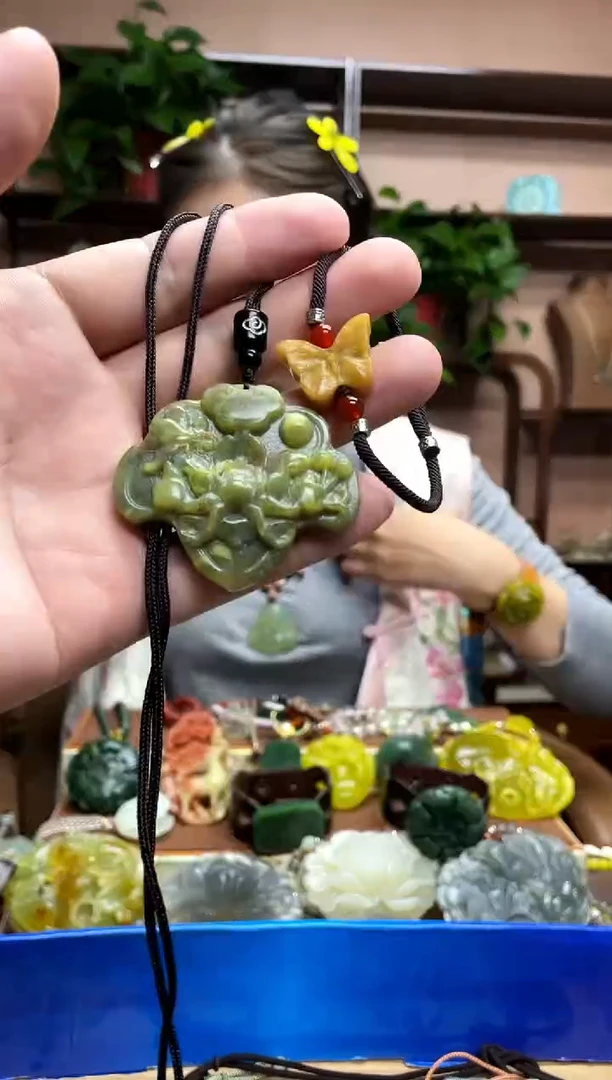 未镶嵌岫玉颈饰·