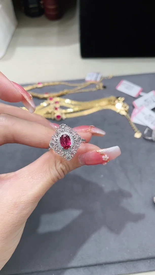 18K金镶嵌天然无烧红宝石戒指 约1.15ct
