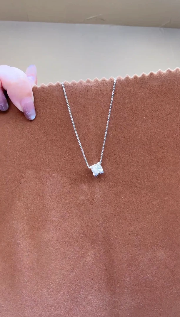 18K金镶嵌项链实验室培育钻石18k金牛头项链k白