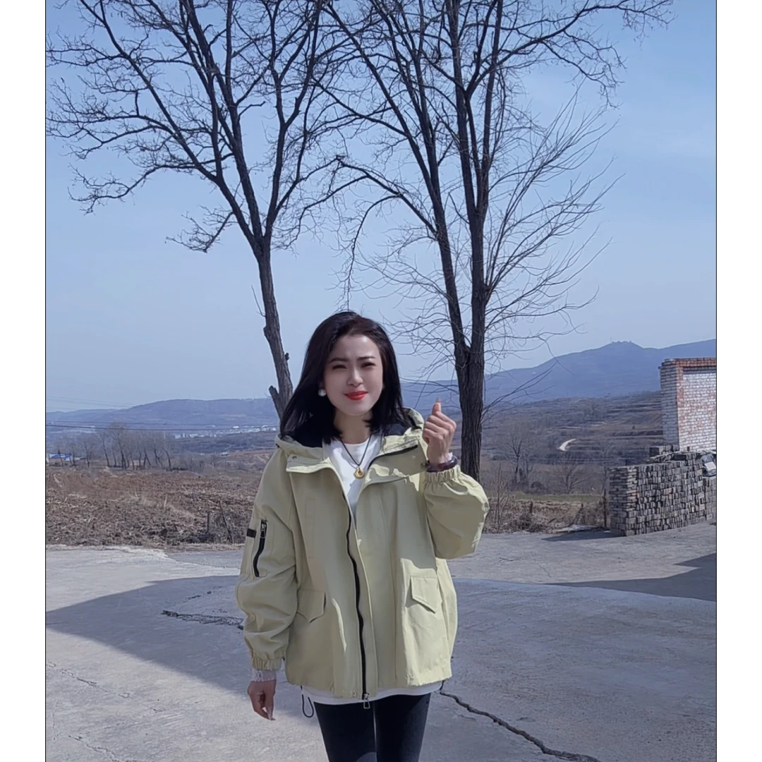 艳艳家 新款拼色简约时尚连帽冲锋衣