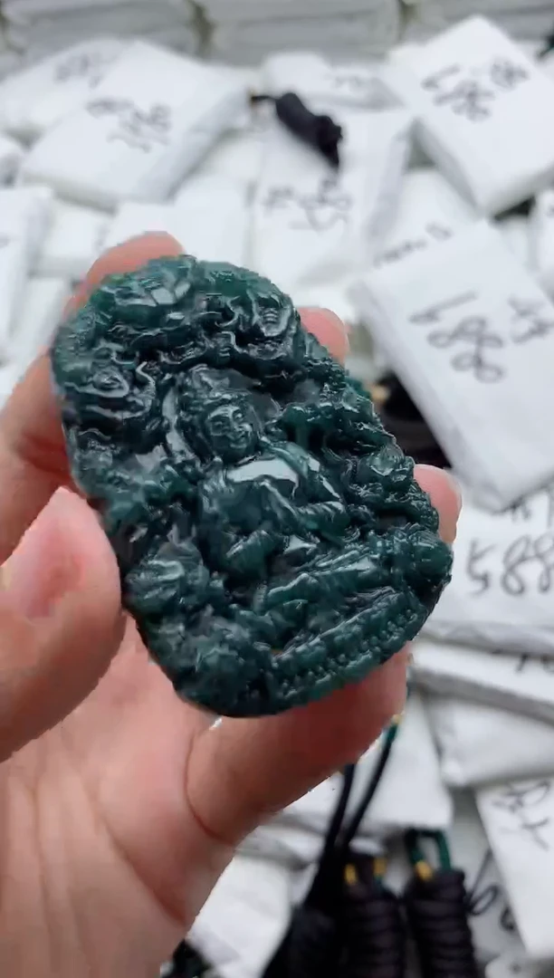 翡翠未镶嵌颈饰·