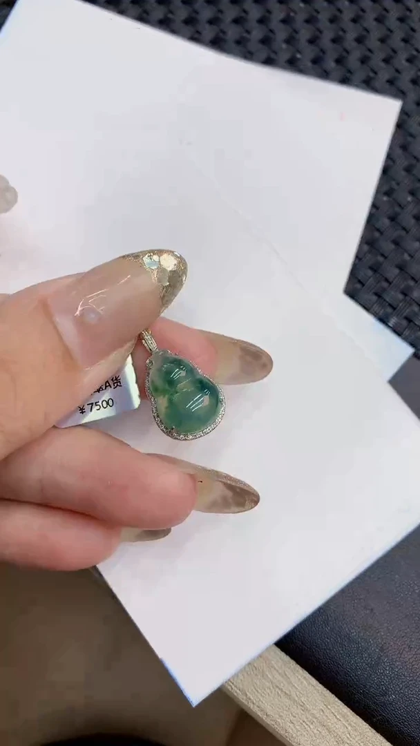 翡翠18K金镶嵌颈饰           1