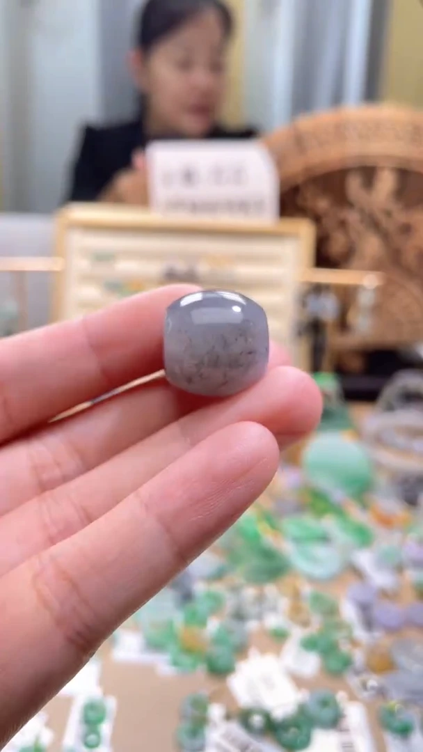 颈饰未镶嵌翡翠我**农路路通