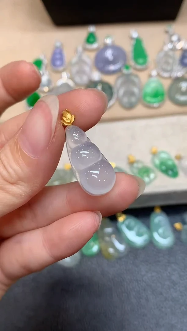 颈饰18K金镶嵌翡翠福豆【无服务费