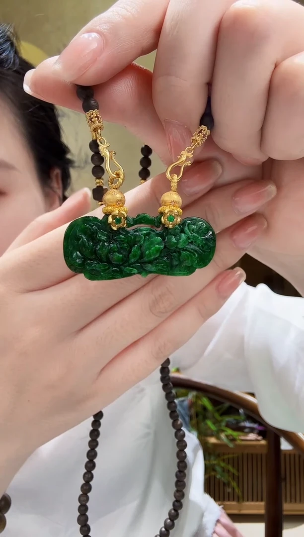 颈饰未镶嵌翡翠吊坠