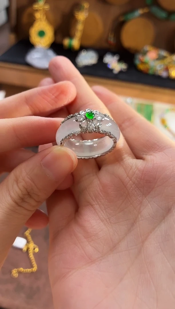 18K金镶嵌戒指翡翠手饰