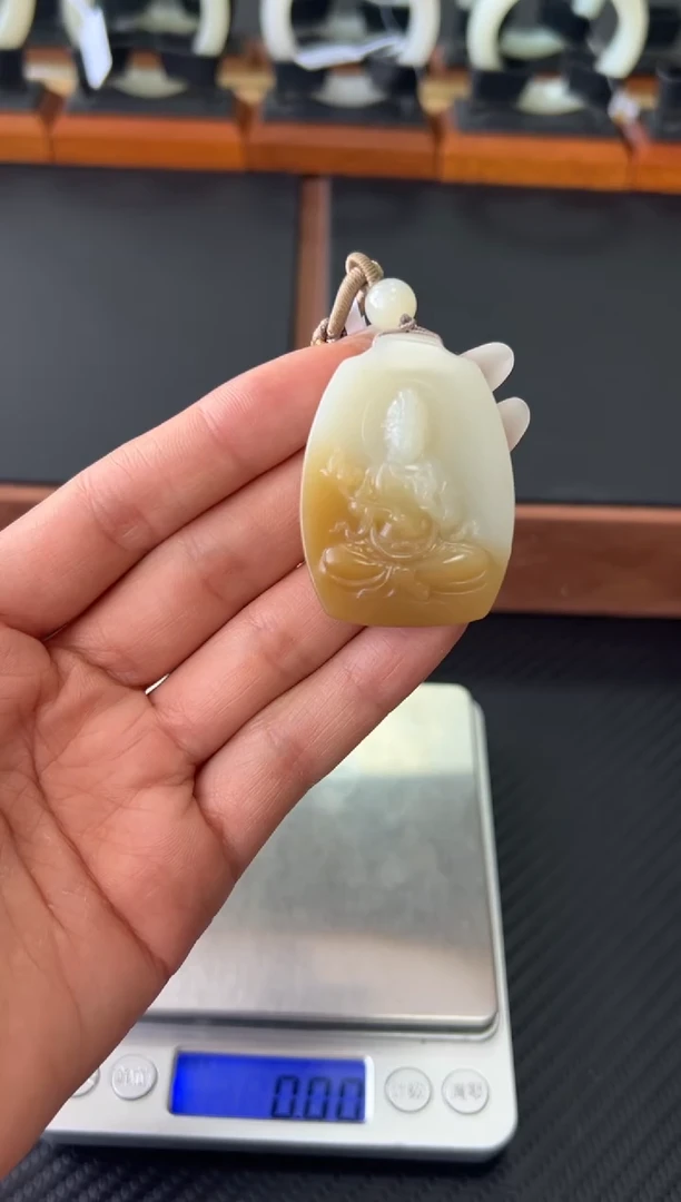吊坠(赠链)未镶嵌和田玉若羌微色差吊坠m